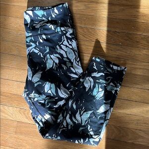 Green/Cream/Black Patterned Leggings Sz L/XL. No tags inside. Good Condition